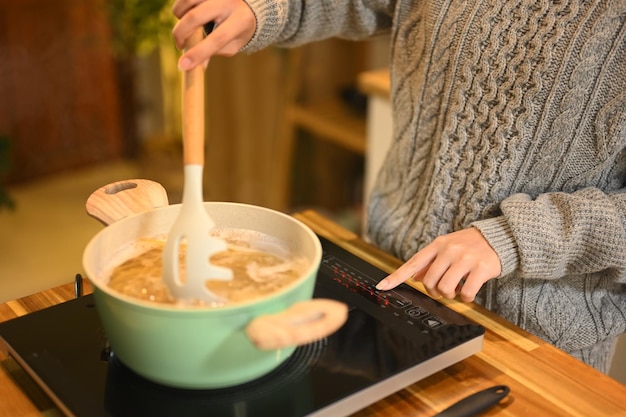 Ruky držia varešku nad teplým jedlom